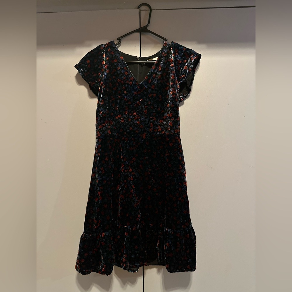 LOFT - Elegant Black Dress with Floral Accents (Size 2)